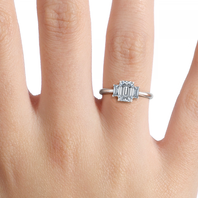 Nhẫn đính hôn kim cương nhân tạo ba viên của Kylie Emerald