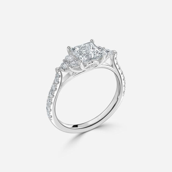 Nhẫn đính hôn kim cương nhân tạo ba viên Elizabeth Princess