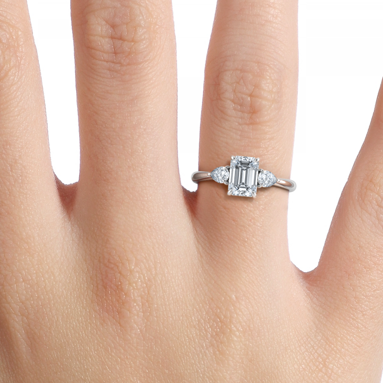 Nhẫn đính hôn kim cương nhân tạo Renai Emerald ba viên