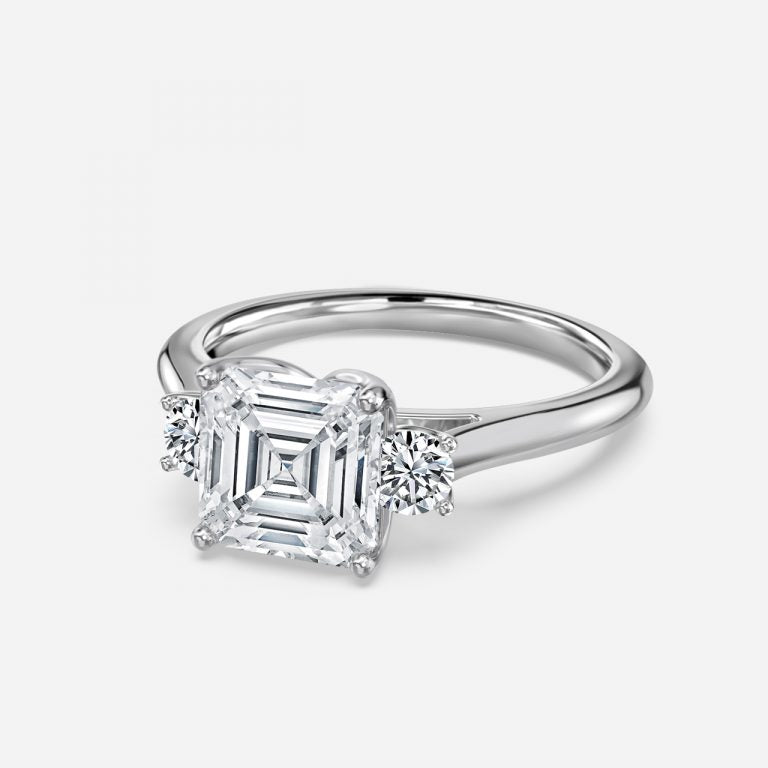 Nhẫn đính hôn kim cương nhân tạo ba viên của Olivia Asscher
