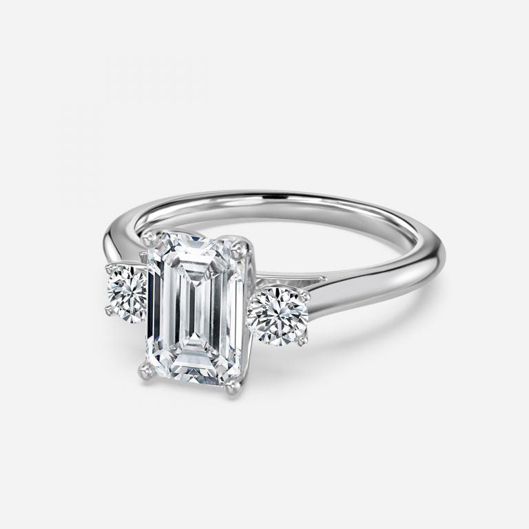 Nhẫn đính hôn kim cương nhân tạo Olivia Emerald ba viên