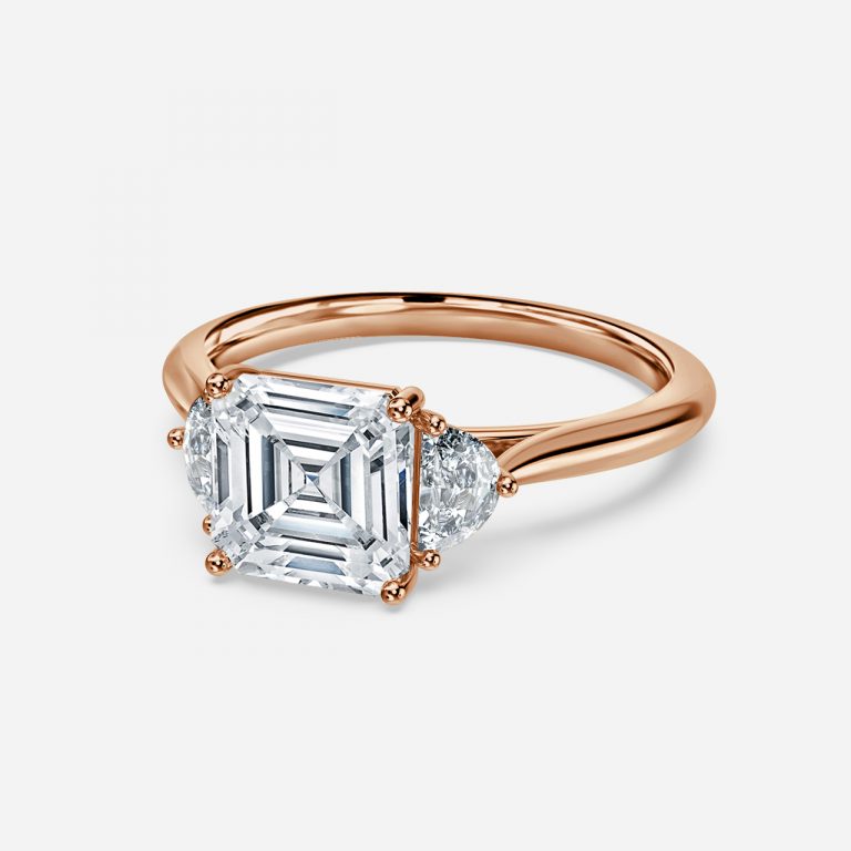 Nhẫn đính hôn ba viên đá Juliette Asscher