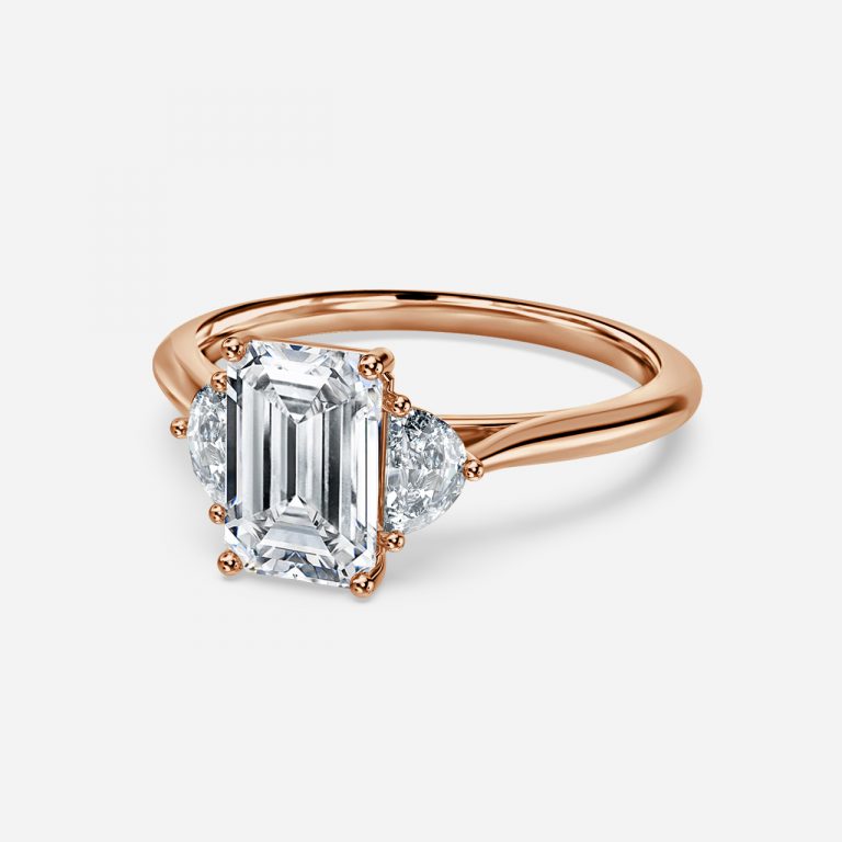 Nhẫn đính hôn kim cương nhân tạo Juliette Emerald ba viên