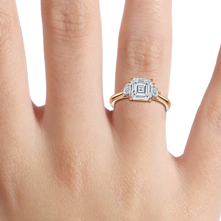 Nhẫn đính hôn ba viên đá Juliette Asscher