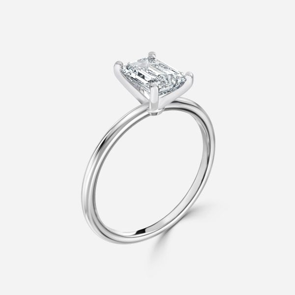 Nhẫn đính hôn kim cương nhân tạo Alika Emerald Solitaire