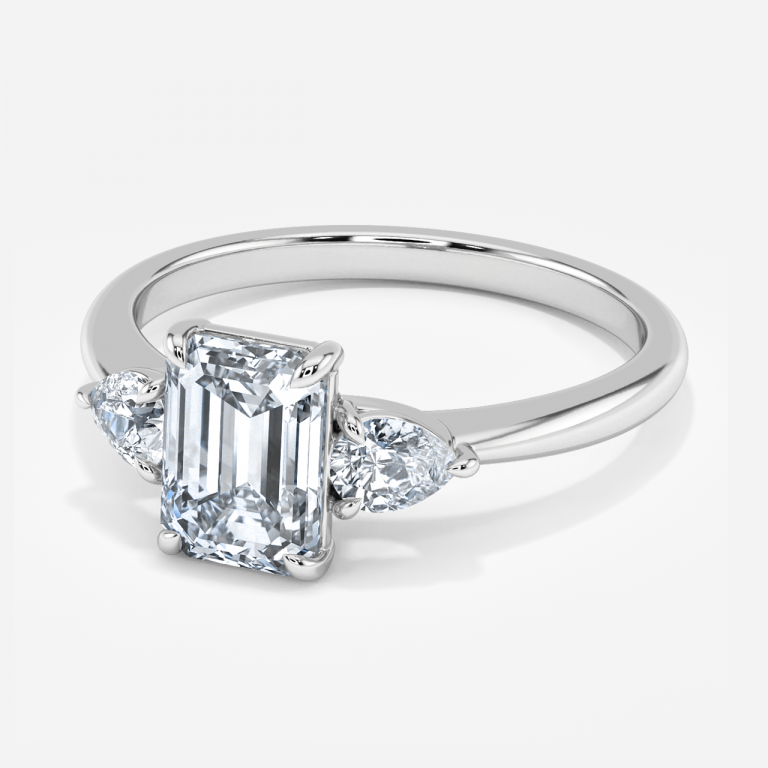 Nhẫn đính hôn kim cương nhân tạo Renai Emerald ba viên