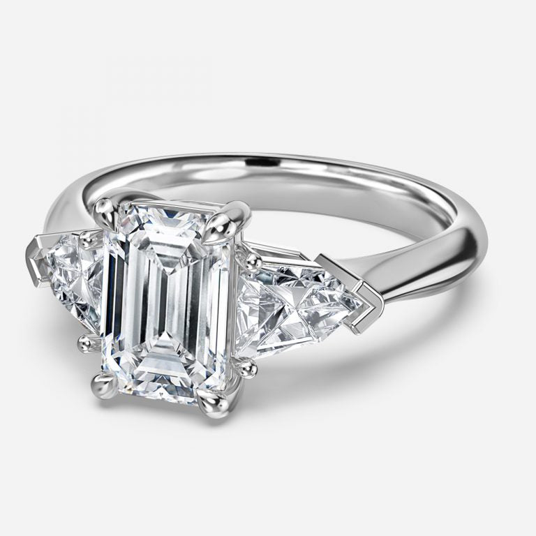 Nhẫn đính hôn kim cương nhân tạo ba viên Delaila Emerald