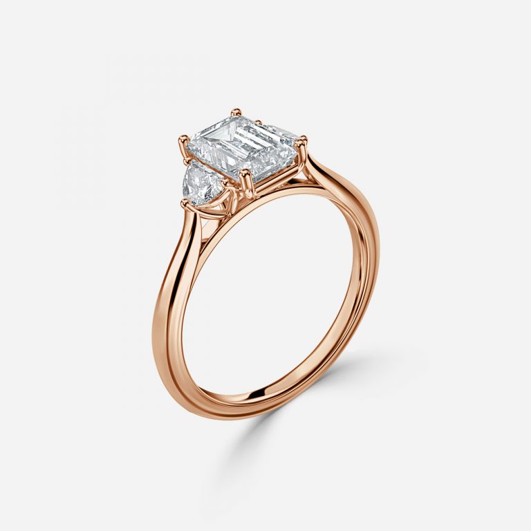 Nhẫn đính hôn kim cương nhân tạo Juliette Emerald ba viên