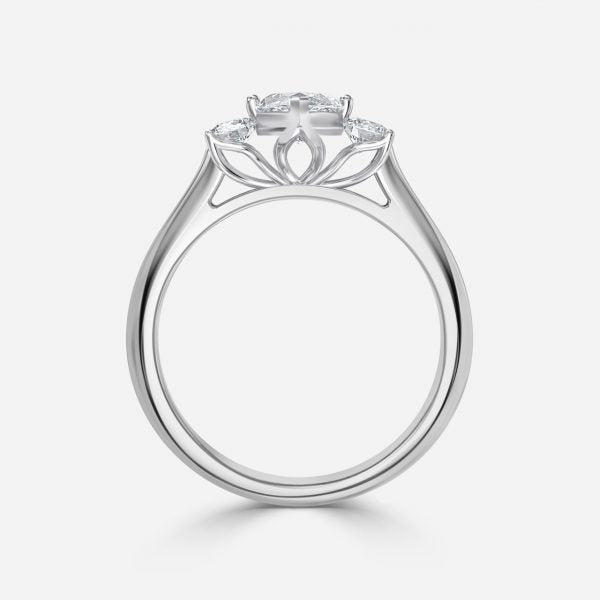 Nhẫn đính hôn kim cương nhân tạo ba viên của Olivia Marquise