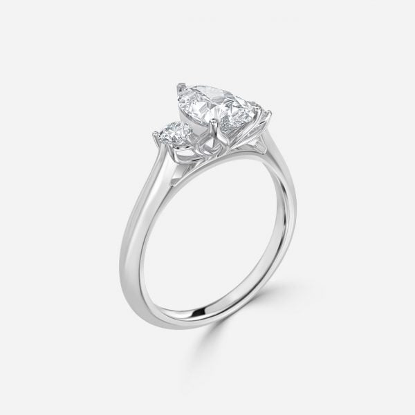 Nhẫn đính hôn kim cương nhân tạo Olivia Pear ba viên
