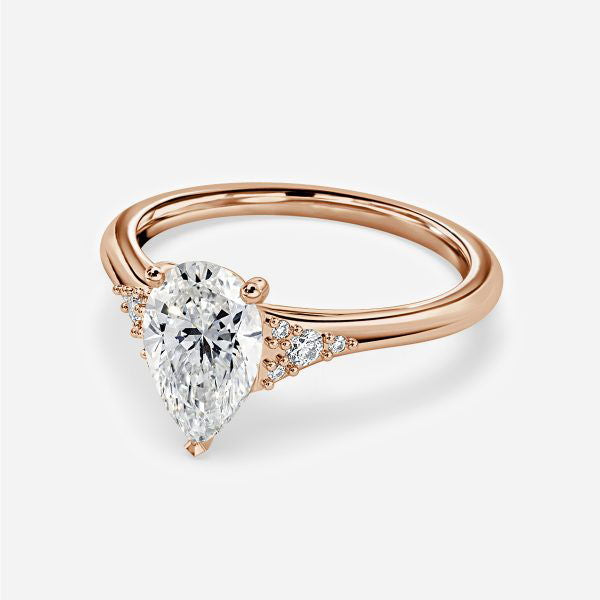 Nhẫn đính hôn kim cương nhân tạo Anastasia Pear ba viên