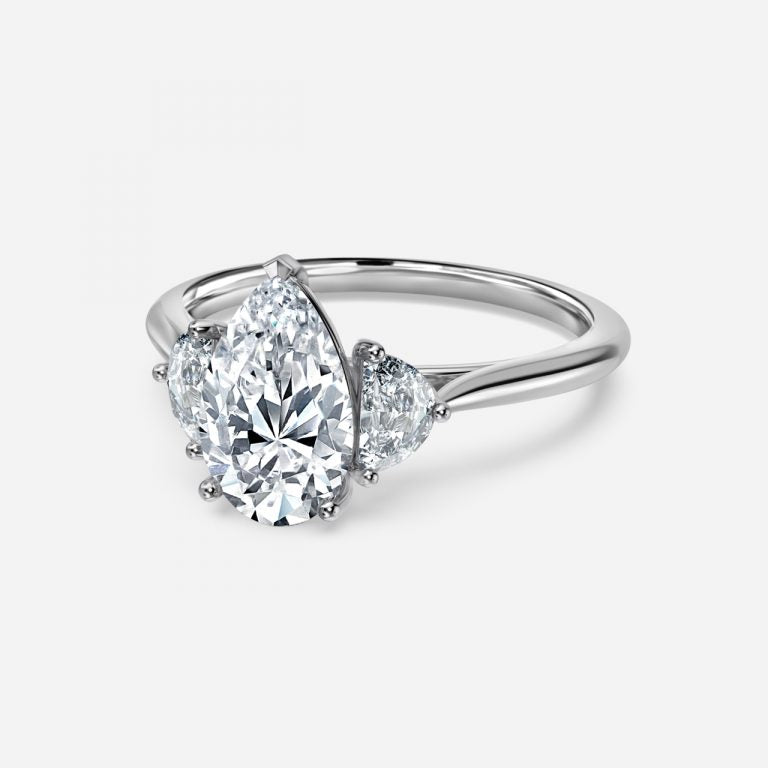 Nhẫn đính hôn kim cương nhân tạo Juliette Pear ba viên