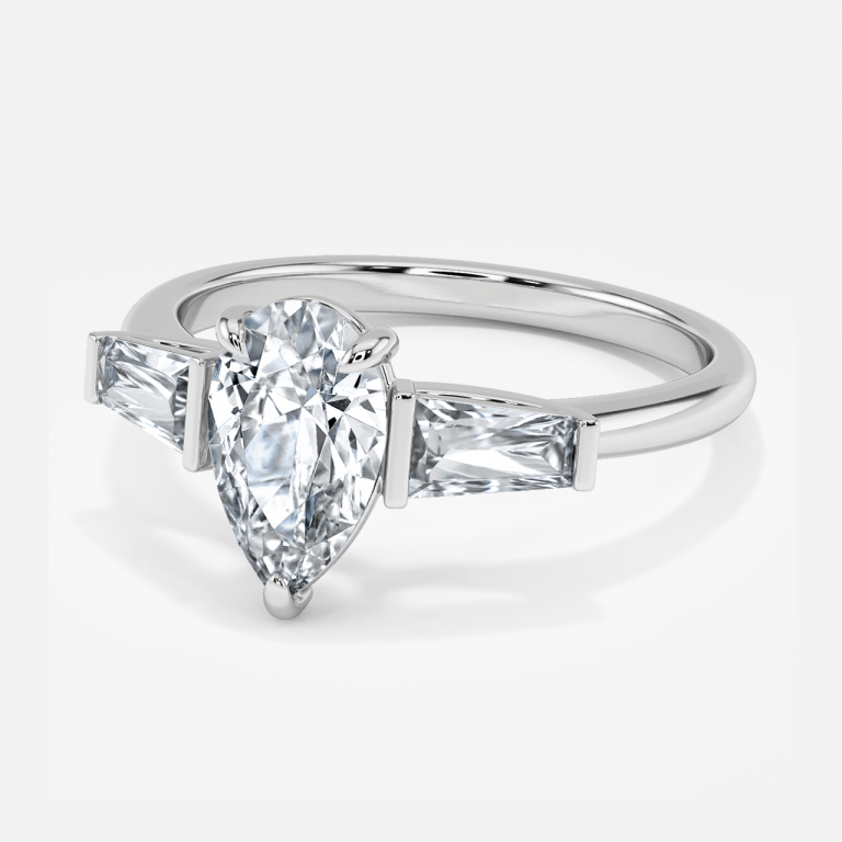Nhẫn đính hôn kim cương nhân tạo Geraldine Pear ba viên