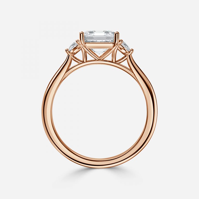 Nhẫn đính hôn ba viên đá Juliette Asscher