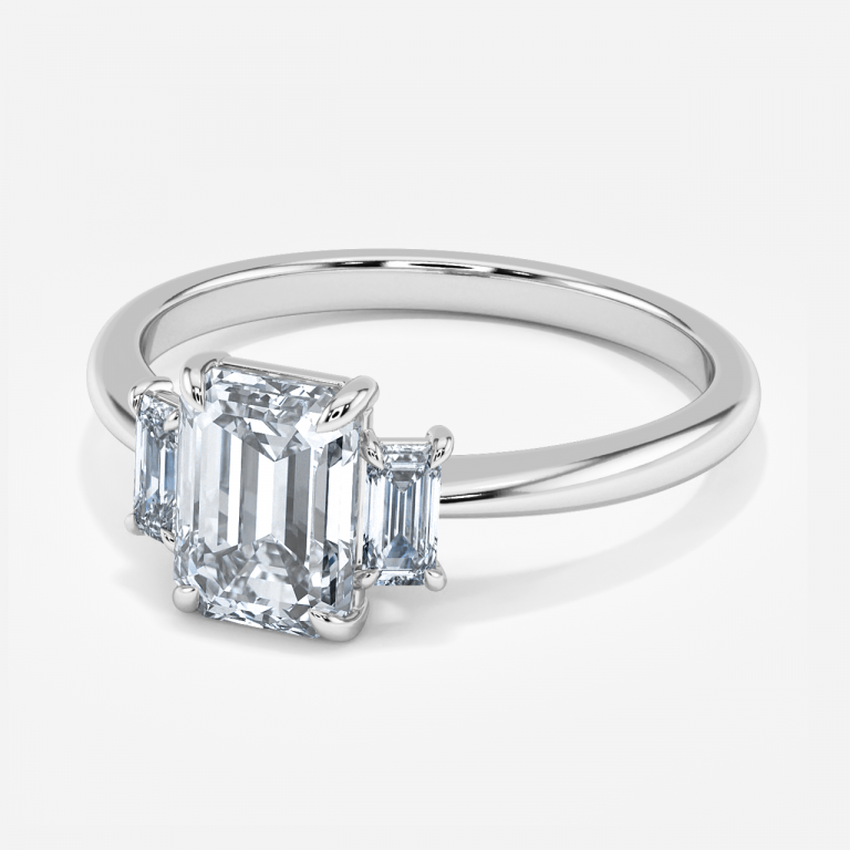Nhẫn đính hôn kim cương nhân tạo ba viên của Kylie Emerald
