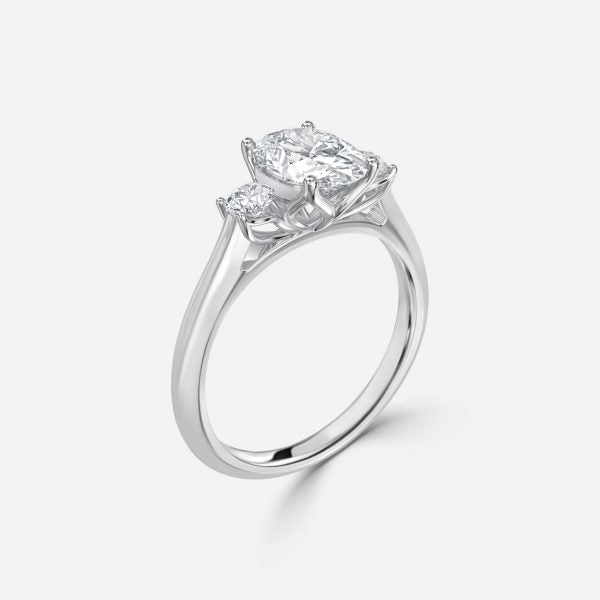 Nhẫn đính hôn kim cương nhân tạo Olivia Oval ba viên