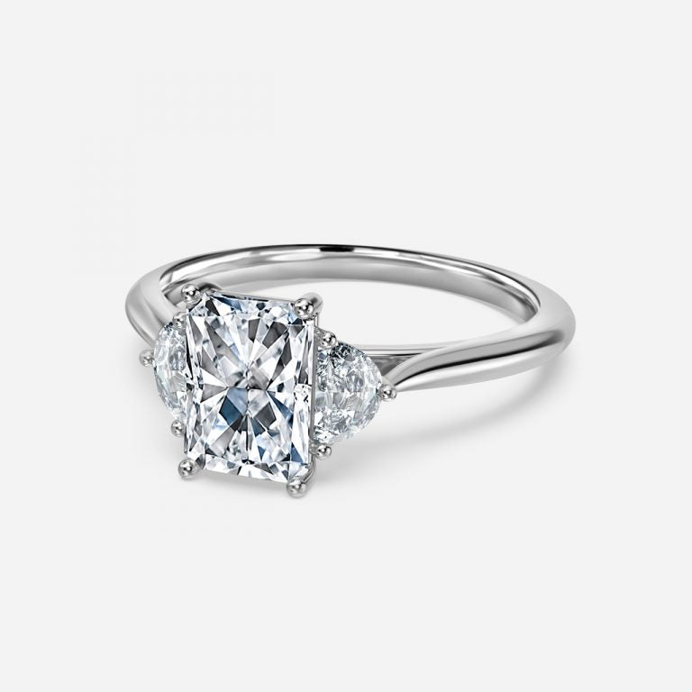 Nhẫn đính hôn kim cương nhân tạo Juliette Radiant ba viên