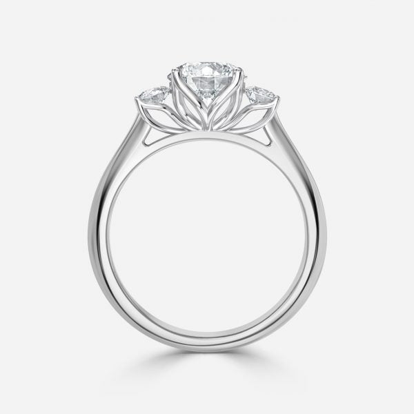Nhẫn đính hôn ba viên kim cương nhân tạo Olivia Round